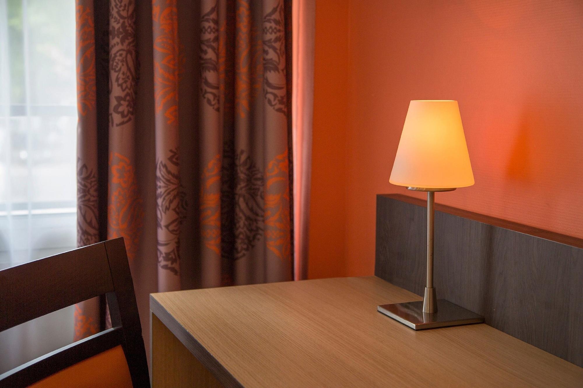 Brit Hotel Le Lion D'Or Chinon Exterior foto